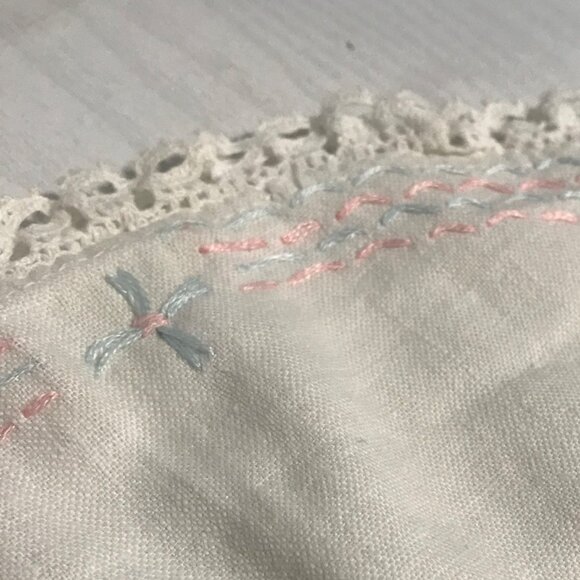 Vintage Hand Embroidered Lace Doilies 2 Round 3 Oval Pink Blue Knitted Edge - Picture 7 of 15